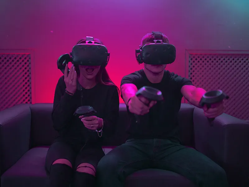 Estudiantes experimentando realidad virtual y aumentada