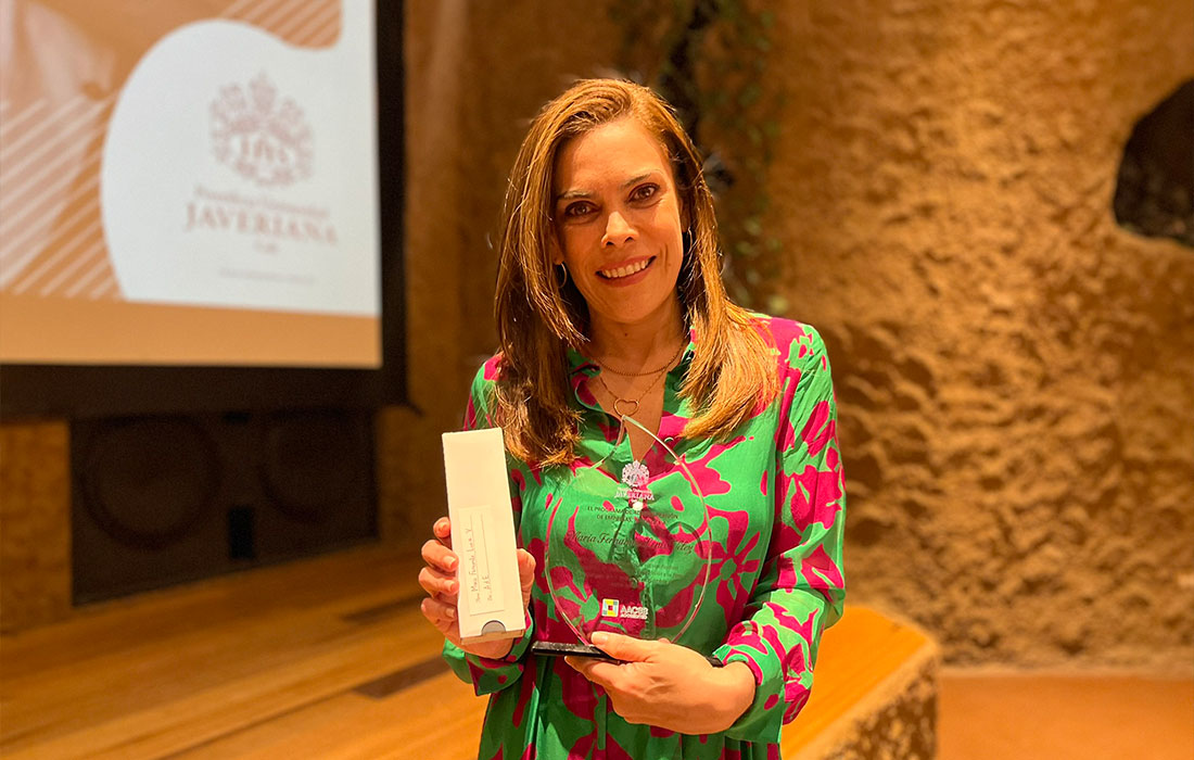 María Fernanda Lenis Vélez, egresada del programa&nbsp;en 1997, fue distinguida con el premio en la categoría sector privado, gracias a su trayectoria profesional e impacto transformador en empresas como Johnson y Johnson, Tigo y Quala, en esta última lideró la apertura de operaciones en varios países, como nuevos mercados para la compañía y en Tigo, como vicepresidenta de mercadeo,&nbsp;recibió premios por cumplimiento y crecimiento de imagen y venta, entre los que se cuenta un premio EFFIE de publicidad.&nbsp; 