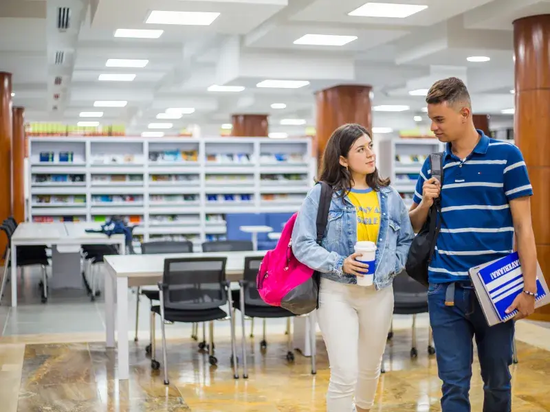 Estudiantes en biblioteca