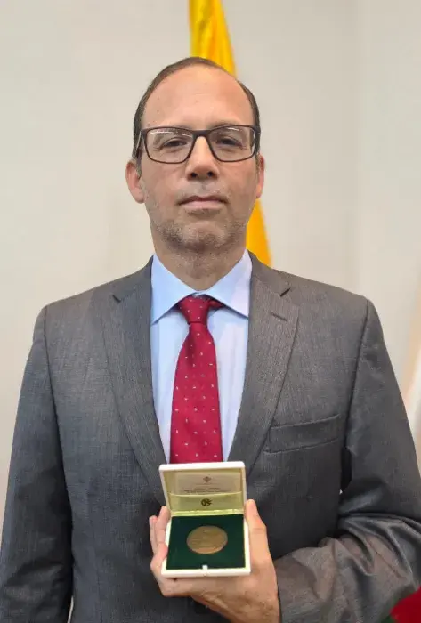 Decano de Ingeniería y Ciencias reconocimientos de la Santa Sede 